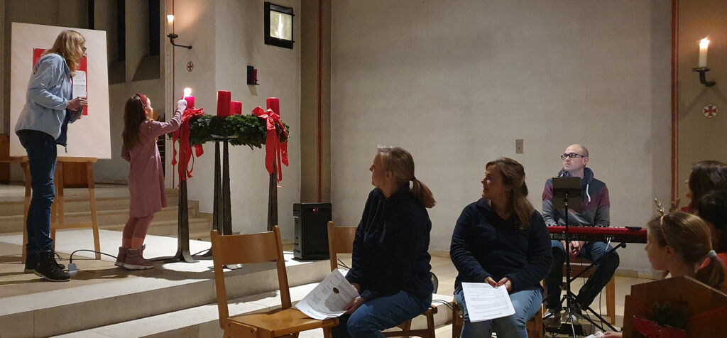 Nele entzündete die erste Kerze am Adventskranz. Foto: Claudia Simon/pp/Agentur ProfiPress