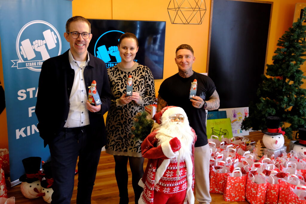Klaus Reiferscheid (v. l.) und Tamara Topp von der VR-Bank Nordeifel nahmen die Schoko-Nikoläuse von Michael Schlögel vom Verein „Stark für Kinder“ entgegen. Foto: Steffi Tucholke/pp/ Agentur ProfiPress