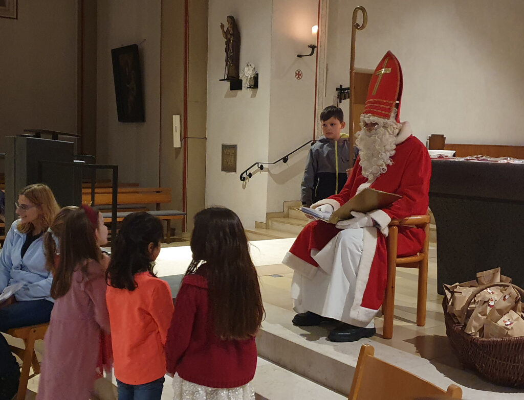 Nele, Nela, Pamela und Linda standen bei der Nikolausfeier des Familienmesskreises Mechernich dem Heiligen gegenüber. Liebevoll hatten sie ein Gedicht eingeübt und vorgetragen. Foto: Claudia Simon/pp/Agentur ProfiPress