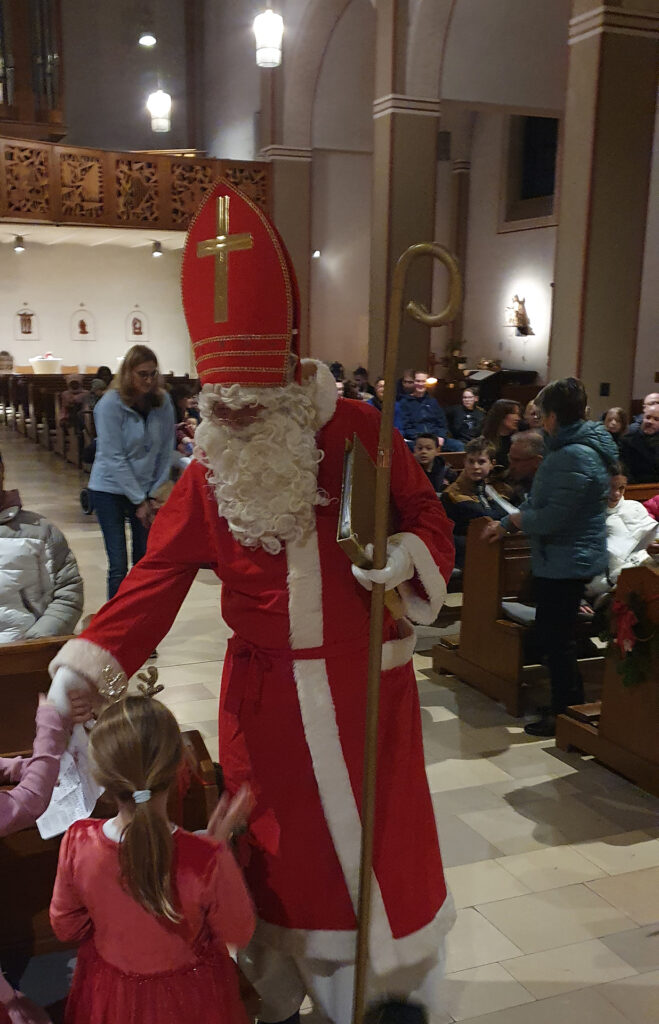 Erst klopfte es an der Tür, dann war er da: der Nikolaus. Foto: Claudia Simon/pp/Agentur ProfiPress