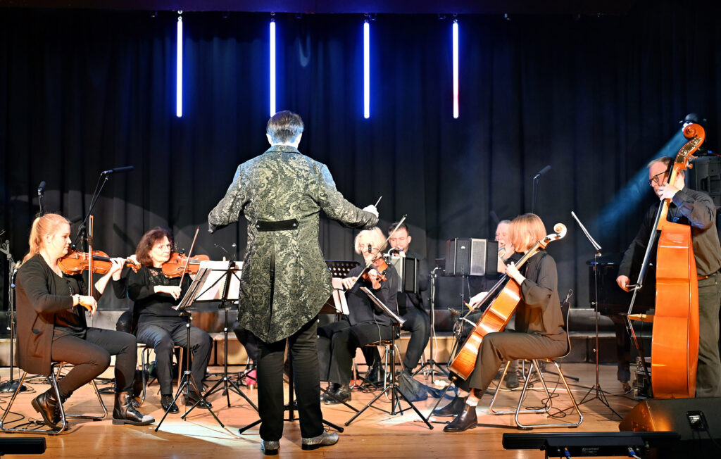 Ergänzt wurde der Chor von einem kleinen, aber feinen Orchester. Foto: Cedric Arndt/rrg/pp/Agentur ProfiPress