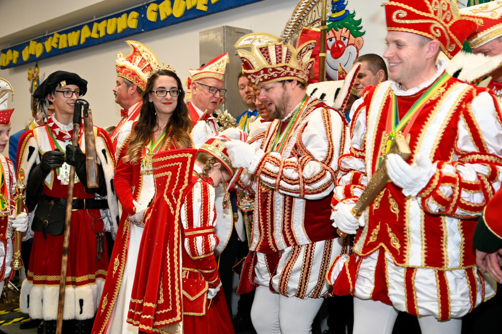 Viele Orden verlieh man untereinander. Auch der Mechernicher Prinz Thorsten an die Kommerner Jungfrau Louisa. Foto: Henri Grüger/pp/Agentur ProfiPress