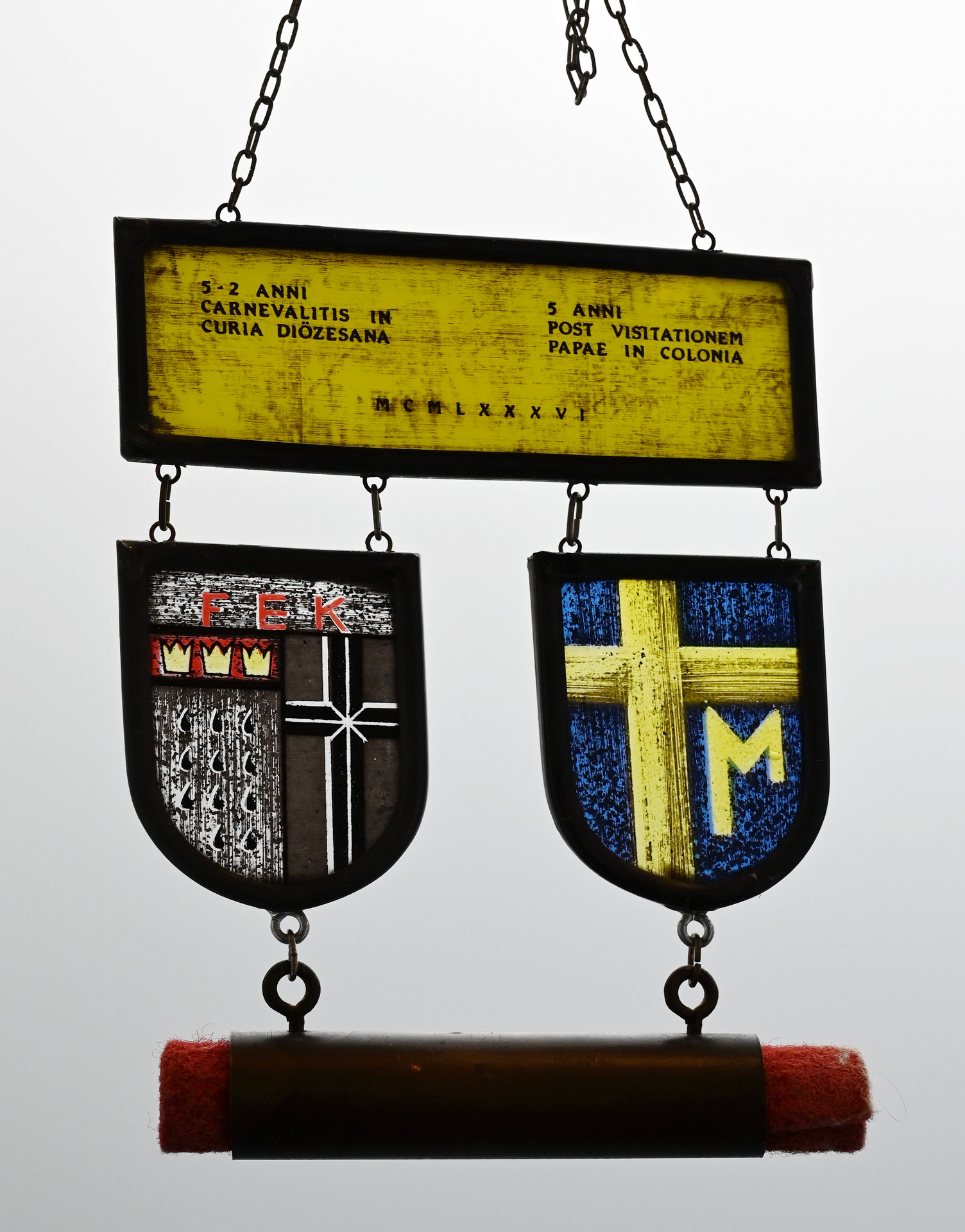 Auf der Hauptplakette finden sich das Kölner Stadtwappen mit den drei Kronen der Heiligen Drei Könige, elf Flammen für die Jungfrauen der heiligen Ursula, das Diözesankreuz, die Buchstaben F, E, K sowie das Papstwappen Johannes Pauls II. Foto: Manfred Lang/pp/Agentur ProfiPress