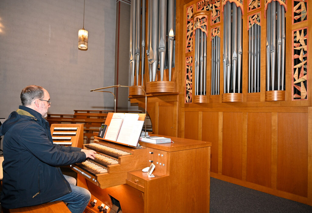 Stefan Weingartz untermalte die andächtige Stimmung an der Kirchenorgel. Foto: Henri Grüger/pp/Agentur ProfiPress