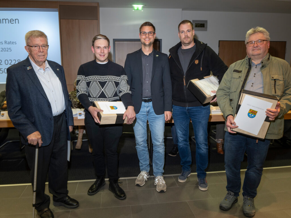 Bürgermeister Michael Fingel verabschiedete die Ortsbürgermeister Günther Schulz (v.l. Mechernich), Marco Velser (Lessenich), Sascha Jansen (Kalenberg) und Christoph Pützer (Voissel). Foto: Ronald Larmann/pp/Agentur ProfiPress