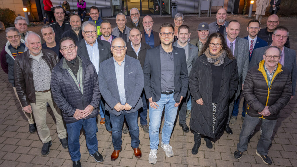 Vor der Ratssitzung trafen sich 25 der 33 designierten Ortsbürgermeisterinnen und Ortsbürgermeister zum Gruppenfoto mit Bürgermeister Michael Fingel. Foto: Ronald Larmann/pp/Agentur ProfiPress