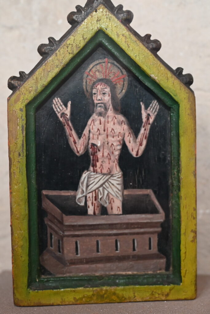 Heute ist das „Pax-Täfelchen“ hinter Glas nahe dem Altar der Hosteler Pfarrkirche St. Hubertus und zu den Heiligen Drei Mauren ausgestellt. Foto: Manfred Lang/pp/Agentur ProfiPress