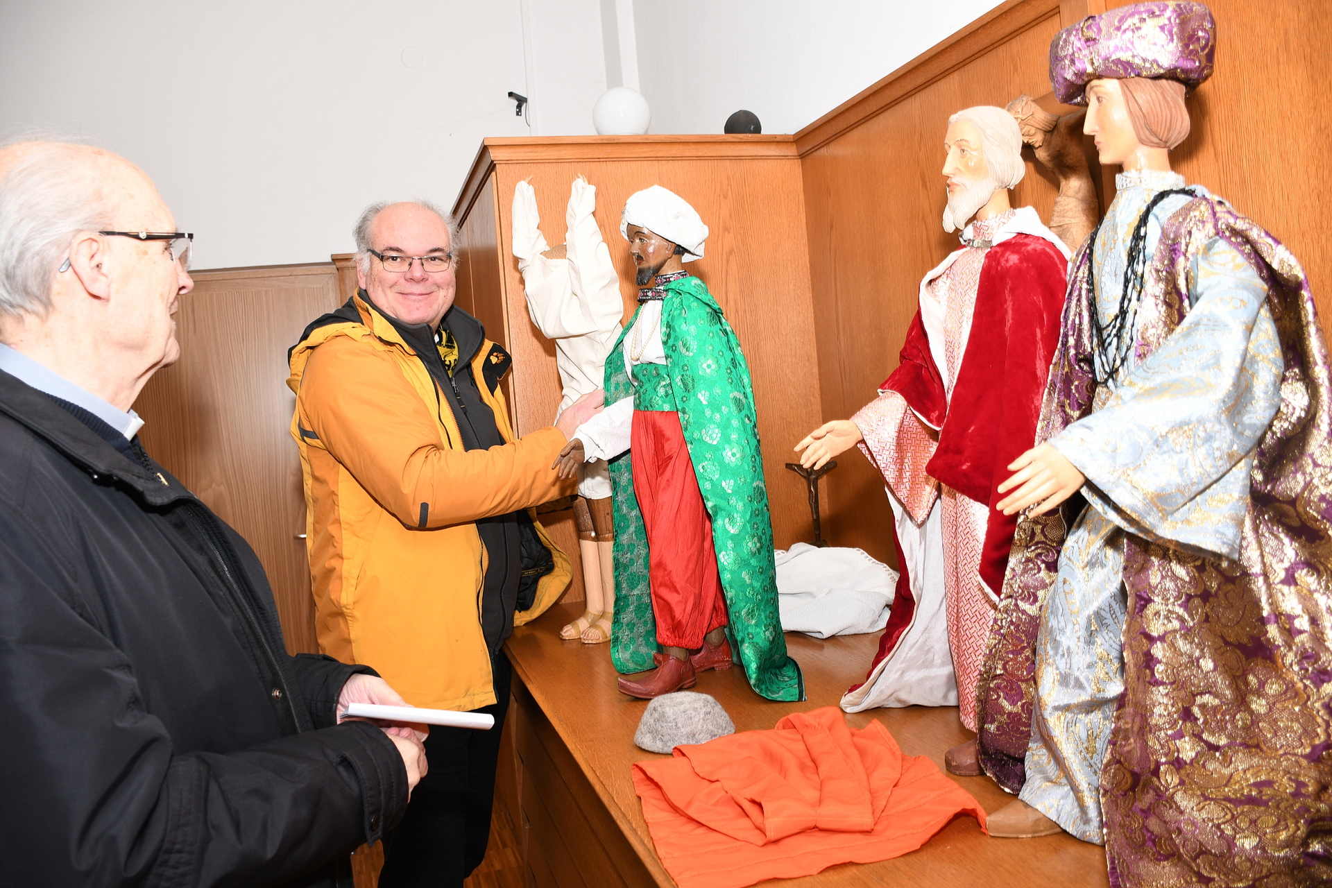 In der Pfarrkirche St. Johannes Baptist findet am Freitag, 19. Dezember, um 15 Uhr eine Adventsandacht für Trauernde statt. Hier sind die Pfarrer Felix Dörpinghaus und Erik Pühringer (v.l.) beim Herrichten der Heiligen Drei Könige für die Weihnachtskrippe der Kirche 2024 zu sehen. Foto: Manfred Lang/pp/Agentur ProfiPress