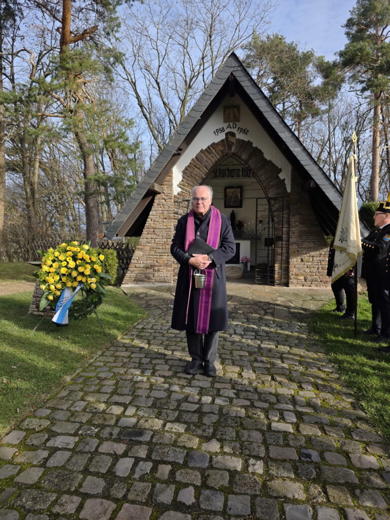 Pfarrer Erik Pühringer, der Leiter des Pastoralen Raumes St. Barbara Mechernich, empfiehlt die verstorbenen Bergleute ihrem Schöpfer und der besonderen Fürsprache der Heiligen Barbara. Foto: Manfred Lang/pp/Agentur ProfiPress