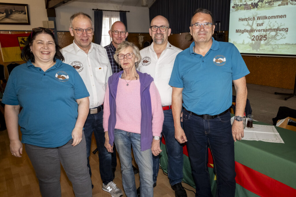 Der Vorstand des Partnerschaftsvereins bei der jüngsten Mitgliederversammlung: Die 2. Vorsitzende Tanja Becker (v.l.), Beisitzer Günter Sesterheim, Kassierer Wolfgang Wald, die Beisitzer Anni Giesen und Ernst Odenhausen sowie der Vorsitzende Ulrich Burggraf. Foto: Ronald Larmann/pp/Agentur ProfiPress.