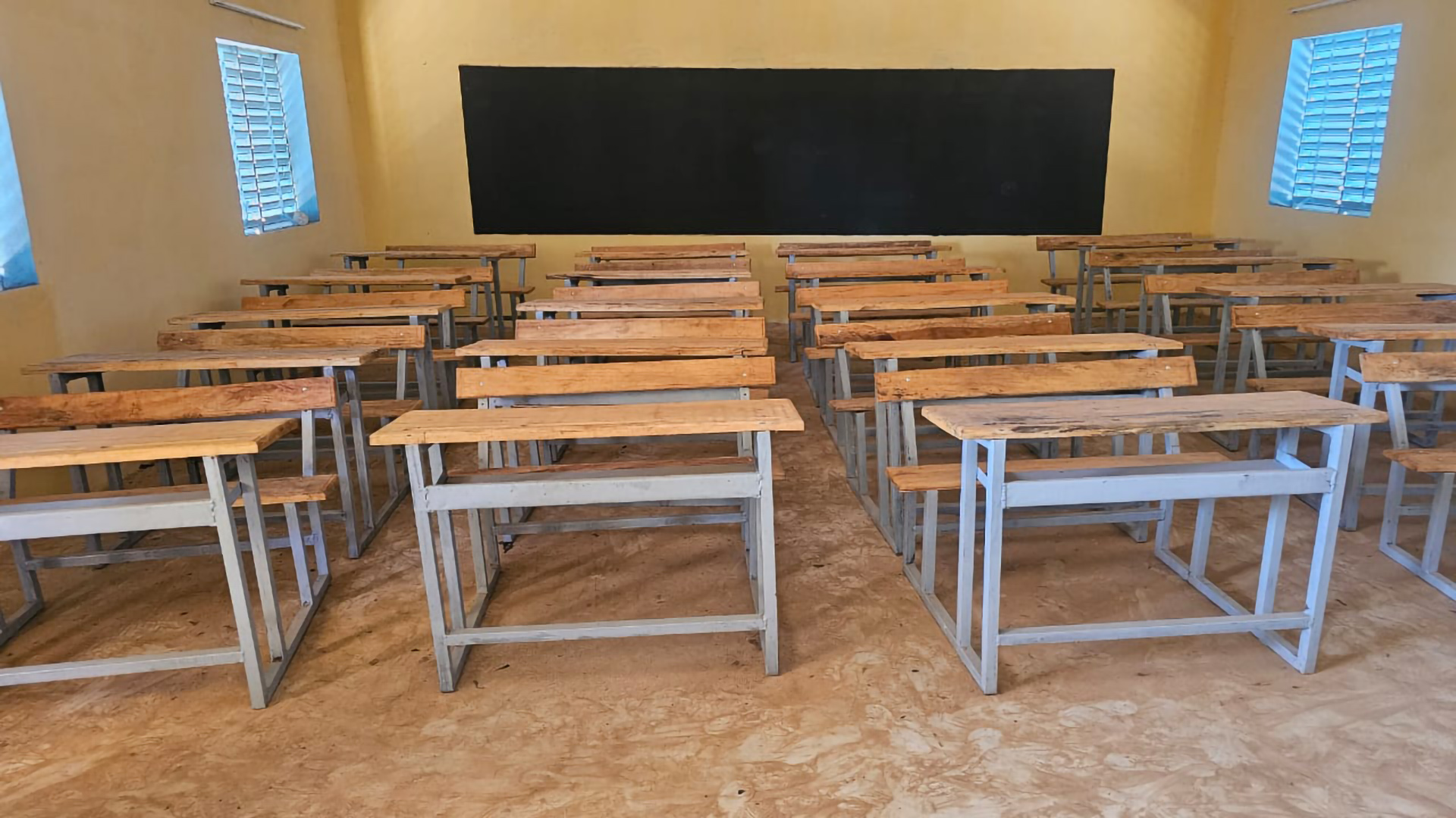 Für uns Kreidezeit, für die Menschen in Piéla ein Fortschritt. Die Klassenräume konnten dank des engagierten Partnerschaftsvereins aus Bad Münstereifel gebaut und eingerichtet werden. Foto: César Beogo/pp/Agentur ProfiPress