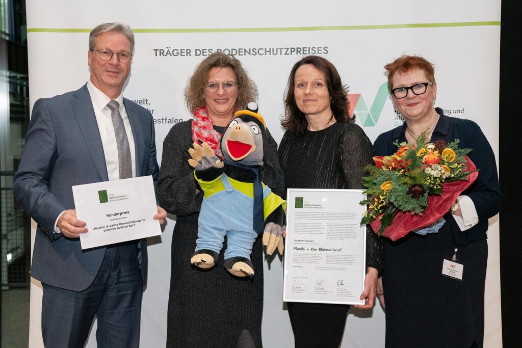Freuten sich über den Sonderpreis: (v. l.) Achim Blindert, Allgemeiner Vertreter des Landrats, Katja Ziemann (Fachstelle Umweltmedizin des Gesundheitsamtes), Ines Rick (Untere Bodenschutzbehörde) und Stephanie Trutwin-Bornhöft (Gesundheitsamt). Foto: AAV/pp/Agentur ProfiPress