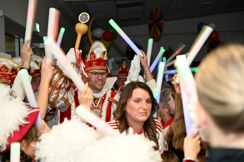 Bereits strahlend betrat Print Stefan I. aus Vussem die Bühne mit Adjutanten. Foto: Henri Grüger/pp/Agentur ProfiPress