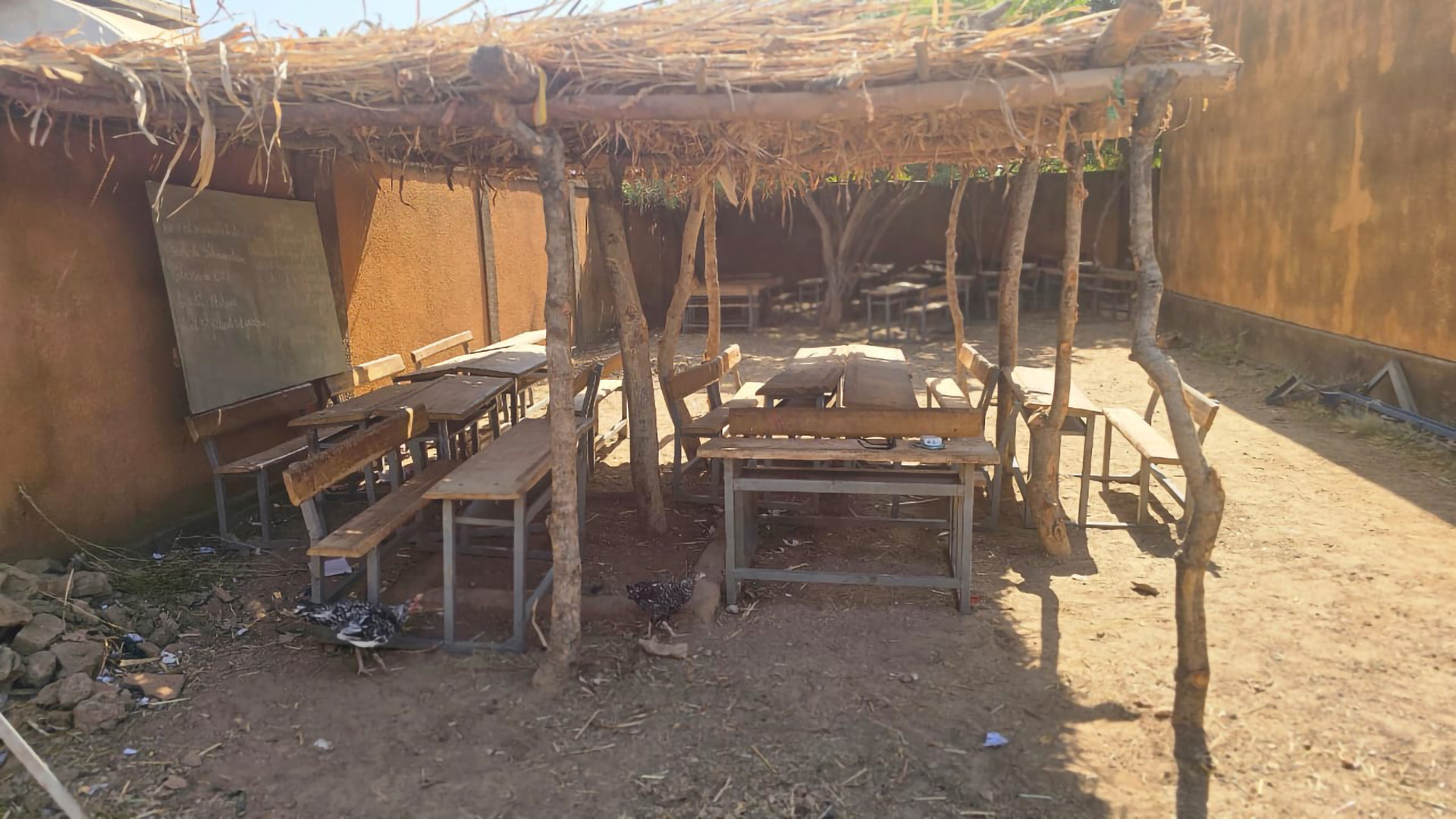 Einfachste Verhältnis: Um alle Kinder beschulen zu können, werden auch draußen provisorische Klassenräume errichtet. Foto: César Beogo/pp/Agentur ProfiPress