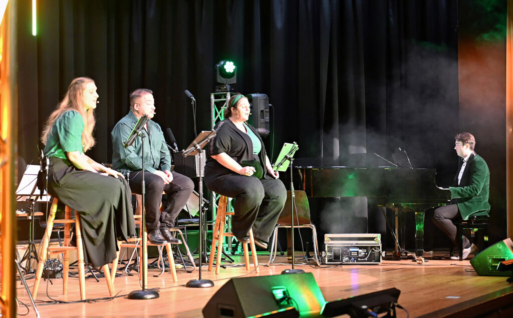 Auch das „All you can sing“-Quartett, drei Sängerinnen und Sänger begleitet auf dem Klavier, begeisterte die Anwesenden. Foto: Cedric Arndt/rrg/pp/Agentur ProfiPress