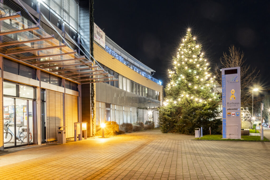 Der Weihnachtsbaum vor dem Rathaus leuchtet wieder und stimmt die Mechernicherinnen und Mechernicher auf die bevorstehenden Festtage ein. Foto: Ronald Larmann/pp/Agentur ProfiPress