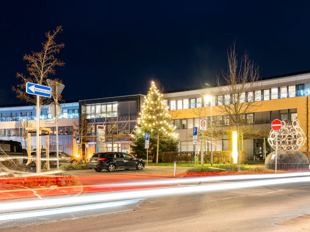 Aus vielen kleinen Lichtern entsteht ein großes Leuchten. Das gilt für den Weihnachtsbaum vor dem Rathaus und im übertragenen Sinne auch für das Miteinander in Mechernich. Foto: Ronald Larmann/pp/Agentur ProfiPress