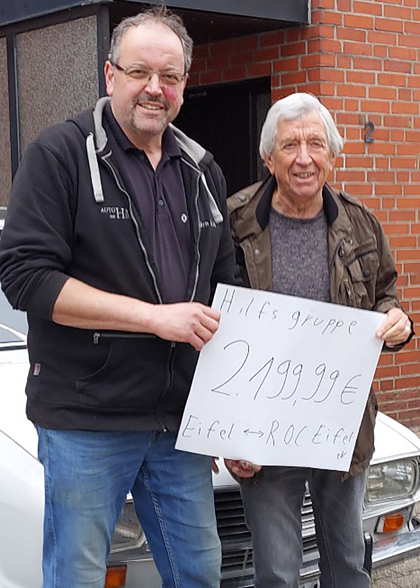 Einen stolzen Spendenbetrag über 2199,99 Euro überreichte der Vorsitzende des Renault-Oldie-Club Roggendorf, Jörn Hück, an den Hilfsgruppen-Vorsitzenden Wili Greuel. Foto: Hilfsgruppe Eifel/pp/Agentur ProfiPress