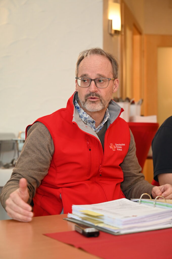 Ortsvereinsvorsitzender Rolf Klöcker erinnerte daran, dass die Vielzahl an Diensten, Übungen und Sonderlagen ausschließlich von freiwilligen Kräften bewältigt werde: „Viele investieren enorm viel Zeit. Wir müssen verhindern, dass sich Einzelne im Ehrenamt verschleißen“. Foto: Manfred Lang/pp/Agentur ProfiPress