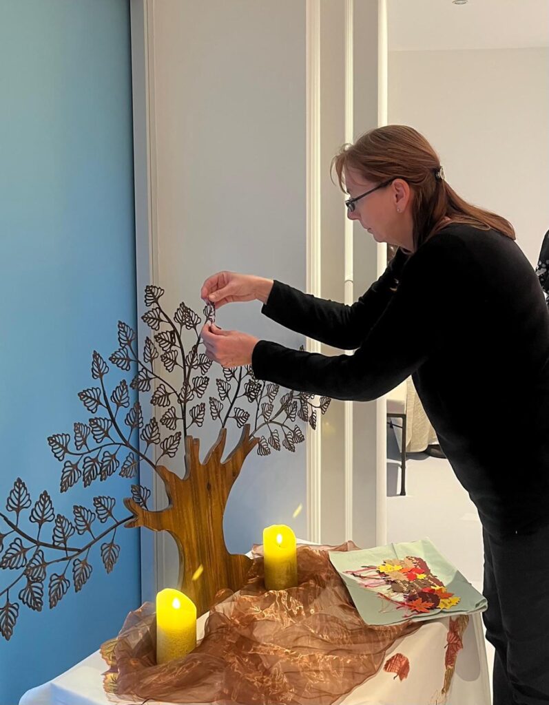 In Blankenheim hing man für die Verstorbenen je ein Blatt an den Erinnerungsbaum. Foto: Sozialwerk Communio in Christo e.V./pp/Agentur ProfiPress