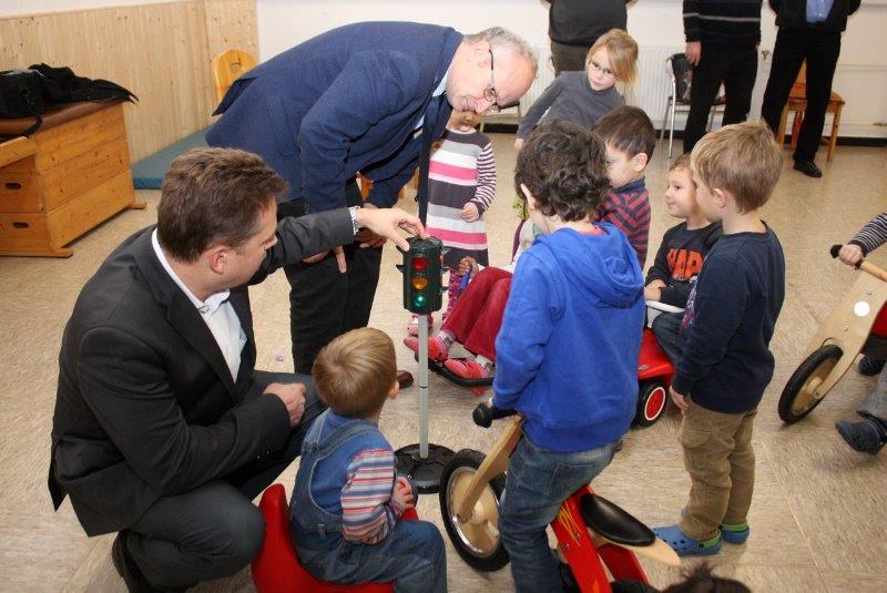 Für den guten Zweck: Dringend benötigte Spielsachen für Kindergärten und Grundschulen konnten von der eingespielten Summe angeschafft werden. Foto: Manfred Lang/pp/Agentur ProfiPress