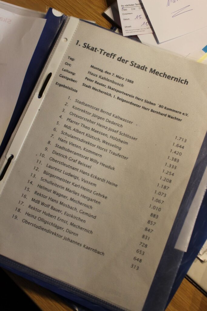 Gesucht, gefunden: Die Meldeliste vom aller ersten Skat-Treff Mechernich hatte Peter Reuter schnell zur Hand. Mitgemacht haben vor 40 Jahren auch etliche bekannte Gesichter der Stadt Mechernich. Foto: Kerstin Rottland/pp/Agentur ProfiPress