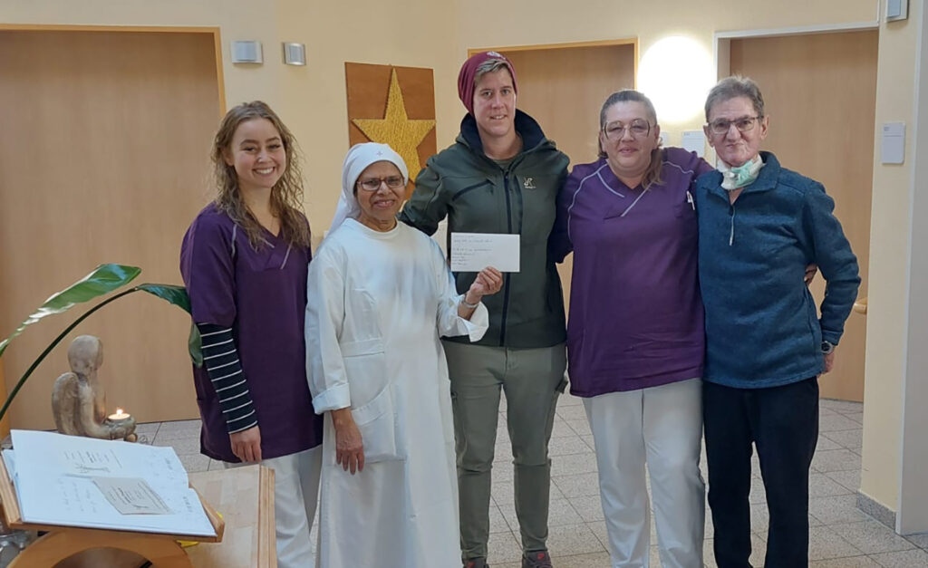 Auch die Vorsitzende des Kallmuther Ortskartells, Jaqueline Fesel (m.), überbrachte dem Hospiz eine Geldspende. Zusammengekommen war die Summe bei einem weihnachtlichen Beisammensein am Kapellchen. Foto: Privat/pp/Agentur ProfiPress