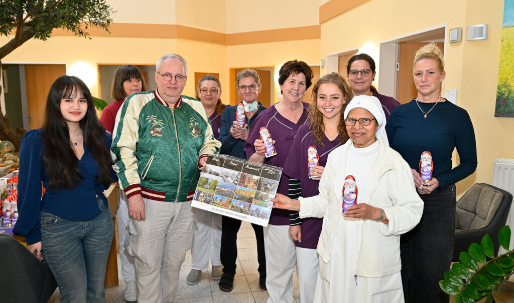 Jürgen Reuter (3. v. l.) übergab dem Hospiz-Team von Stella Maris kürzlich liebevoll gestaltete Mechernich-Kalender für die Zimmer, Schokoladen-Weihnachtsmänner für alle Mitarbeiterinnen und Mitarbeiter sowie eine Geldspende. Auch Tochter Celina (l.) war mit dabei. Foto: Henri Grüger/pp/Agentur ProfiPress