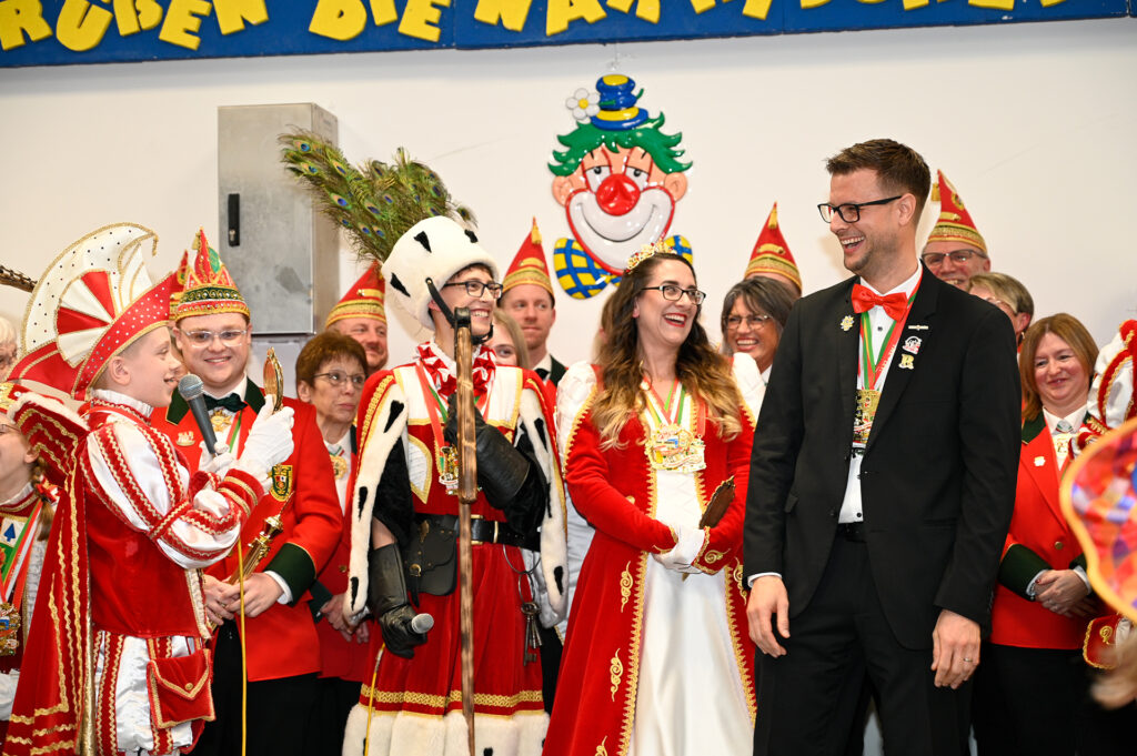 „Fällt Dir was auf?" Prinz Maxi I. hielt Bürgermeister Michael Fingel wortwörtlich den Spiegel vor. Foto: Henri Grüger/pp/Agentur ProfiPress