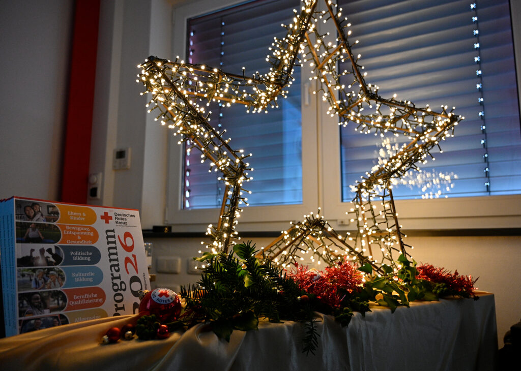Das neue Jahresprogramm 2026 des DRK-Kreisverbandes Euskirchen gibt´s ab sofort druckfrisch oder online. Foto: Henri Grüger/pp/Agentur ProfiPress