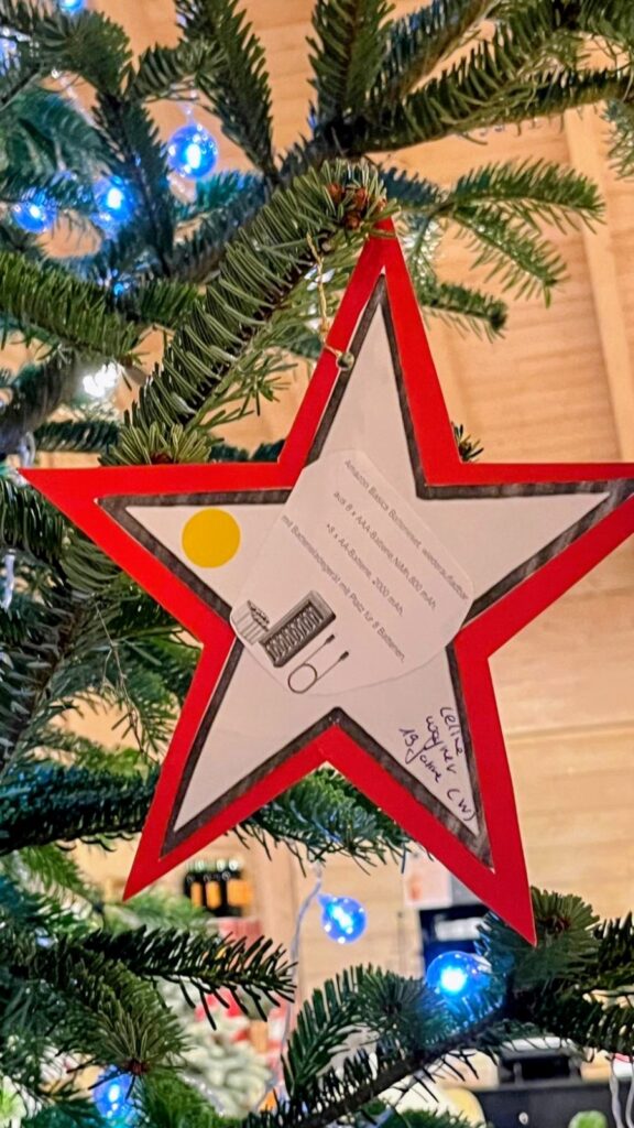 Bescheidene Wünsche finden sich auf den Sternen, die die Wunschbäume auf den Krewelshöfen in Mechernich-Obergartzem und Lohmar schmücken. Besucher können die Sterne pflücken und die entsprechenden Geschenke bis Samstag, 6. Dezember, auf den Krewelshöfen abgeben. Foto: Veranstalter/pp/Agentur ProfiPress