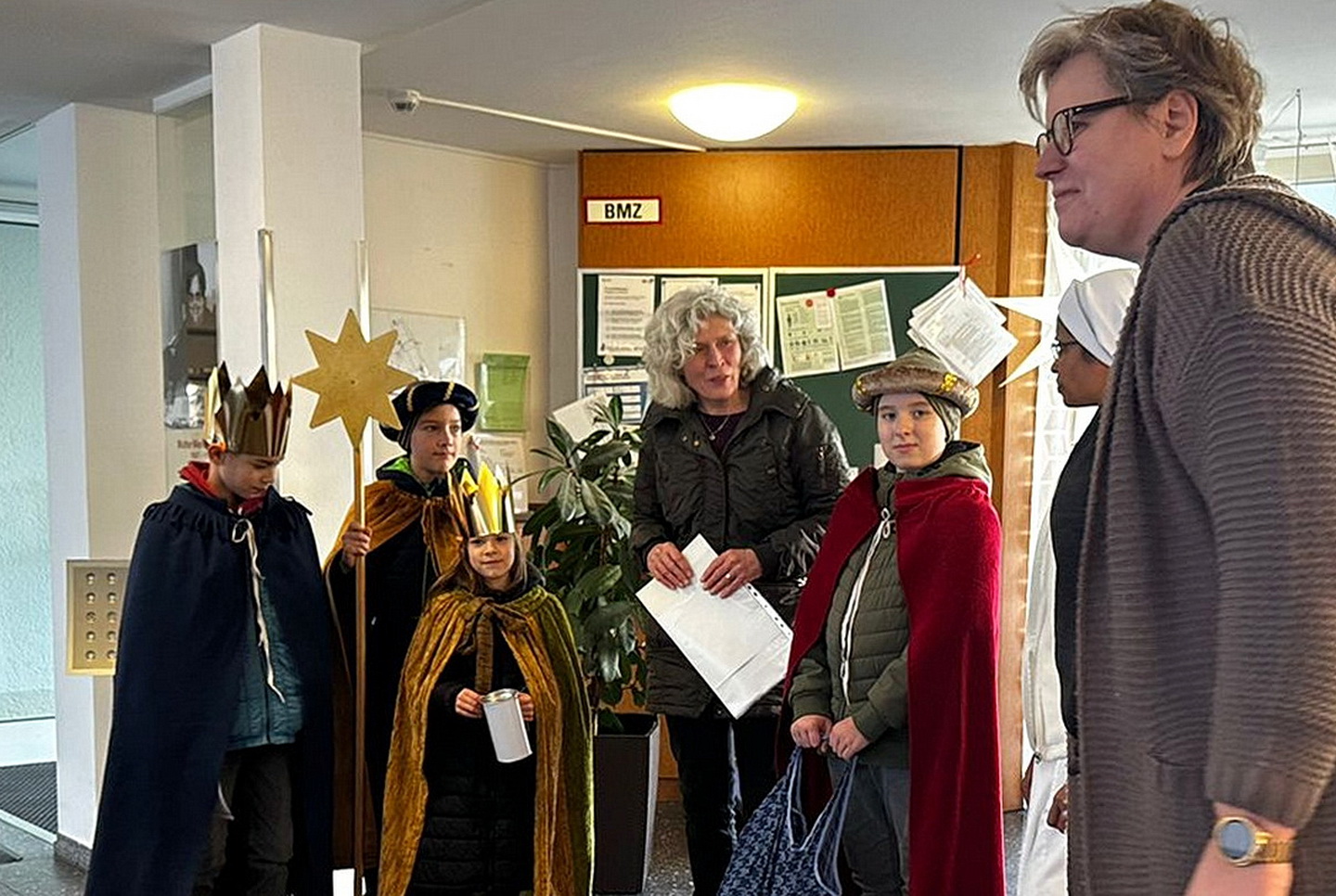 Agnes Peters mit einer Sternsinger-Gruppe im Foyer der Langzeitpflegeinrichtung Communio in Christo an der Bruchgasse. Archivfoto: pp/Agentur ProfiPress