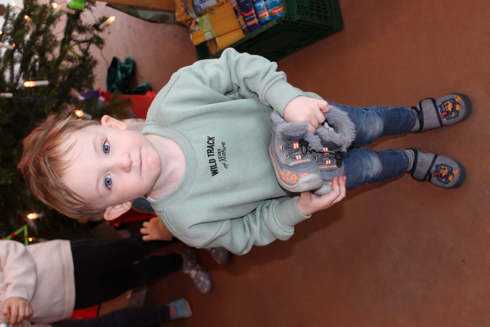 Winterschuhe mitgebracht: Der dreijährige Matthis hat beschlossen, sich von seinen Lieblingstretern zu trennen, damit ein anderes Kind keine kalten Füße haben muss. Foto: Kerstin Rottland/pp/Agentur ProfiPress