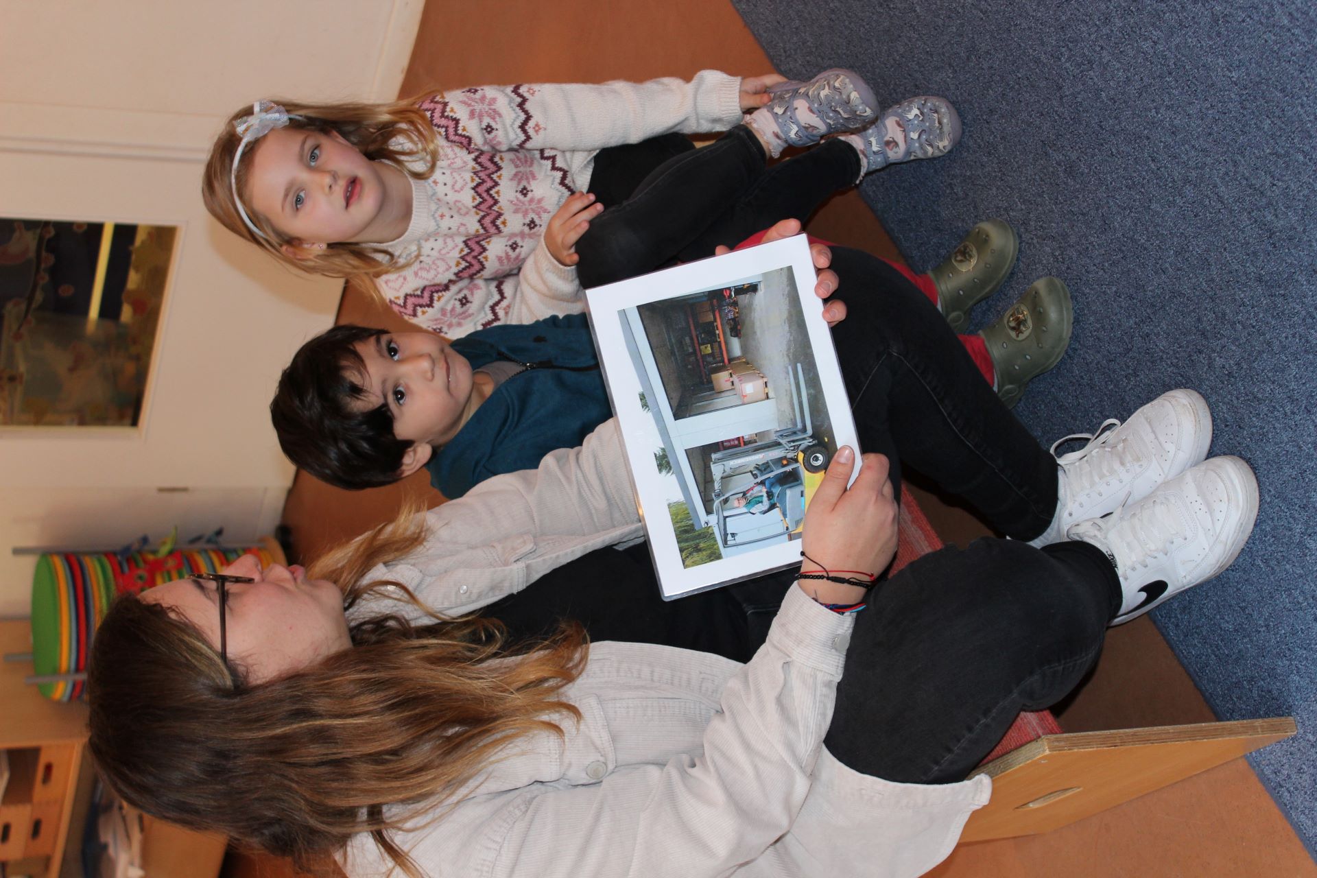 Erzieherin Carina Milz hat mit ihren Vorschul-Kids die Tafel besucht. „Danach waren alle sofort bereit, Spielsachen abzugeben“, sagt sie. Foto: Kerstin Rottland/pp/Agentur ProfiPress