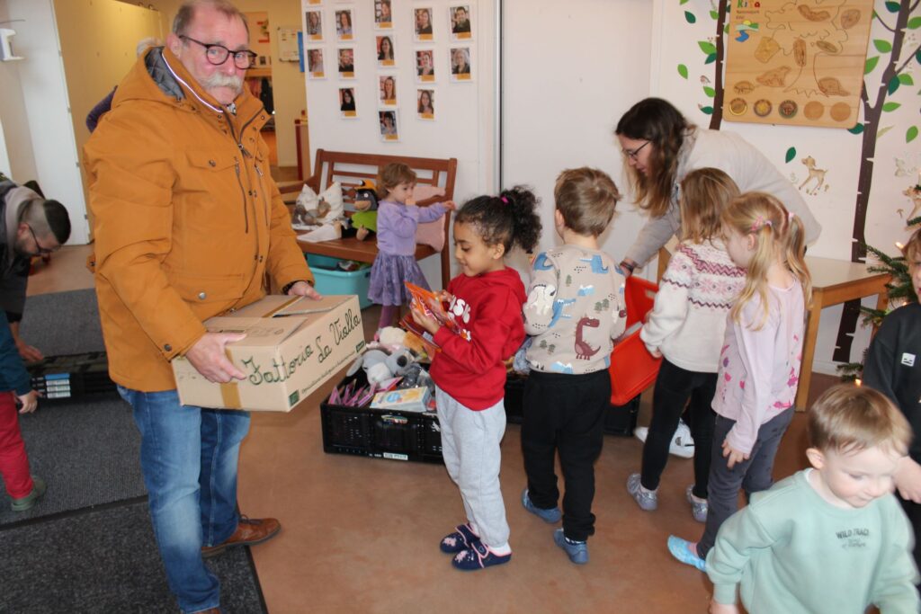 Tafel-Chef Wolfgang Weilerswist lobte den eifrigen Einsatz der Kinder, die ihm stolz ihre gespendeten Spielsachen zeigten. Foto: Kerstin Rottland/pp/Agentur ProfiPress
