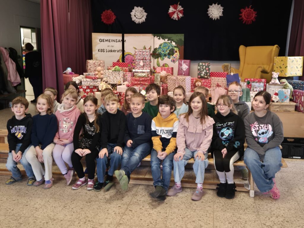 Vor den 96 Pakete warteten die Kids der KGS Lückerath aufgeregt auf deren Abholung. Foto: Kerstin Rottland/pp/Agentur ProfiPress