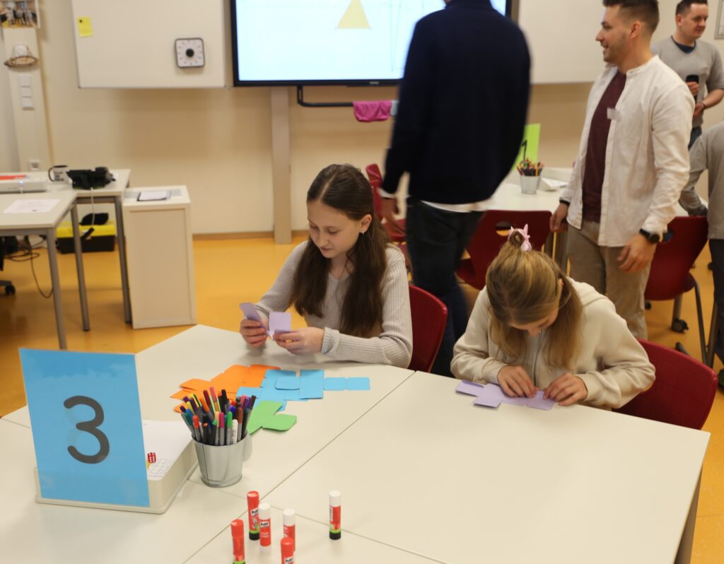 Die Chance, das Fach Geometrie live zu erkunden, ließen sich diese Schülerinnen nicht nehmen. Foto: Josef Brossette/pp/Agentur ProfiPress