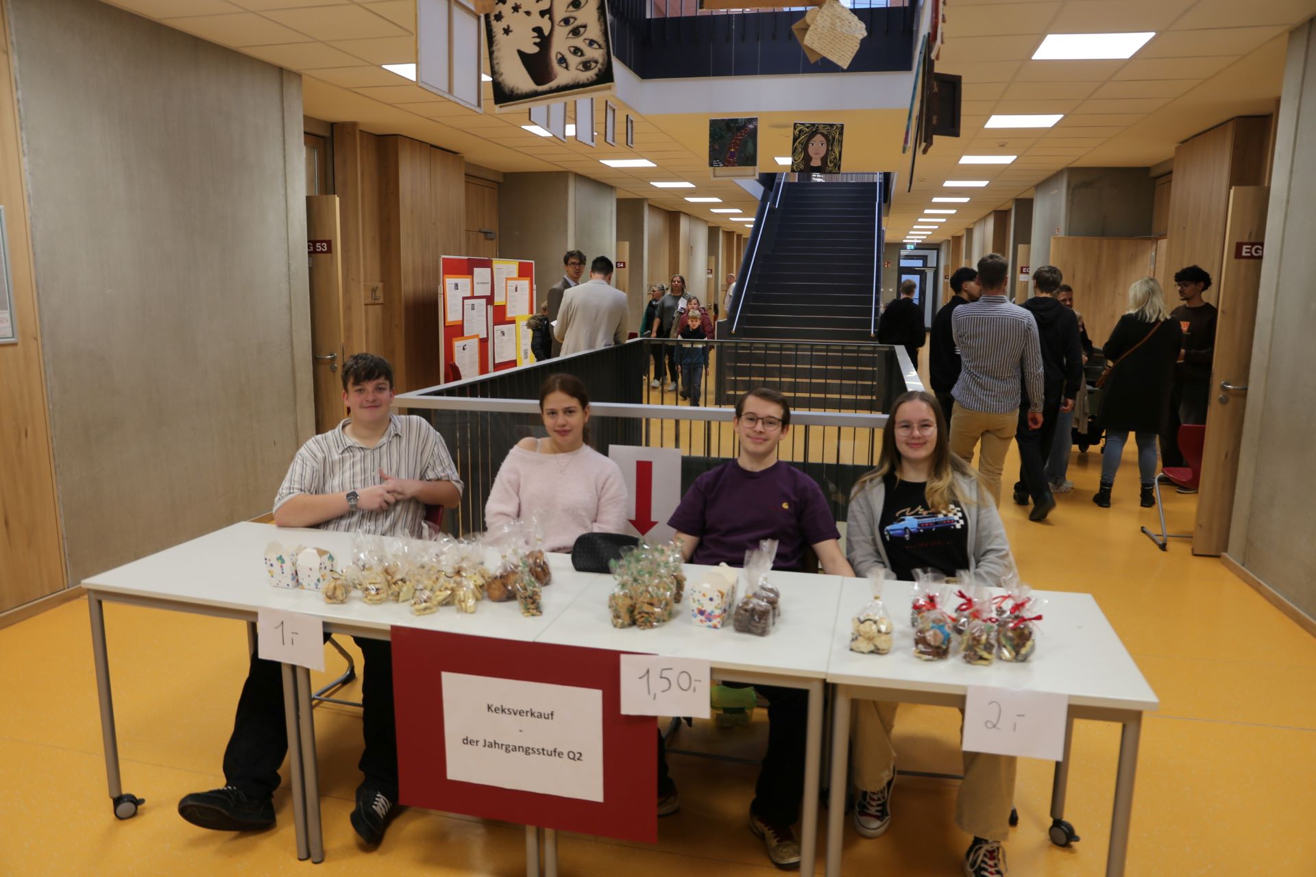 Extra fleißig Kekse gebacken hatten die Gesamtschülerinnen und Schüler der Jahrgangsstufe Q2. Foto: Josef Brossette/pp/Agentur ProfiPress