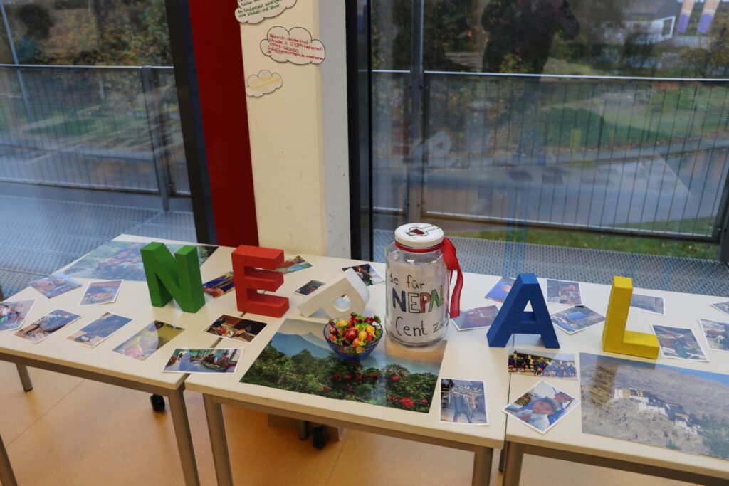 Fotos und Eindrücke aus erster Hand: Einblicke in ihr soziales Engagement lieferte die sehr erfolgreiche Nepal-AG der Gesamtschule. Foto: Josef Brossette/pp/Agentur ProfiPress