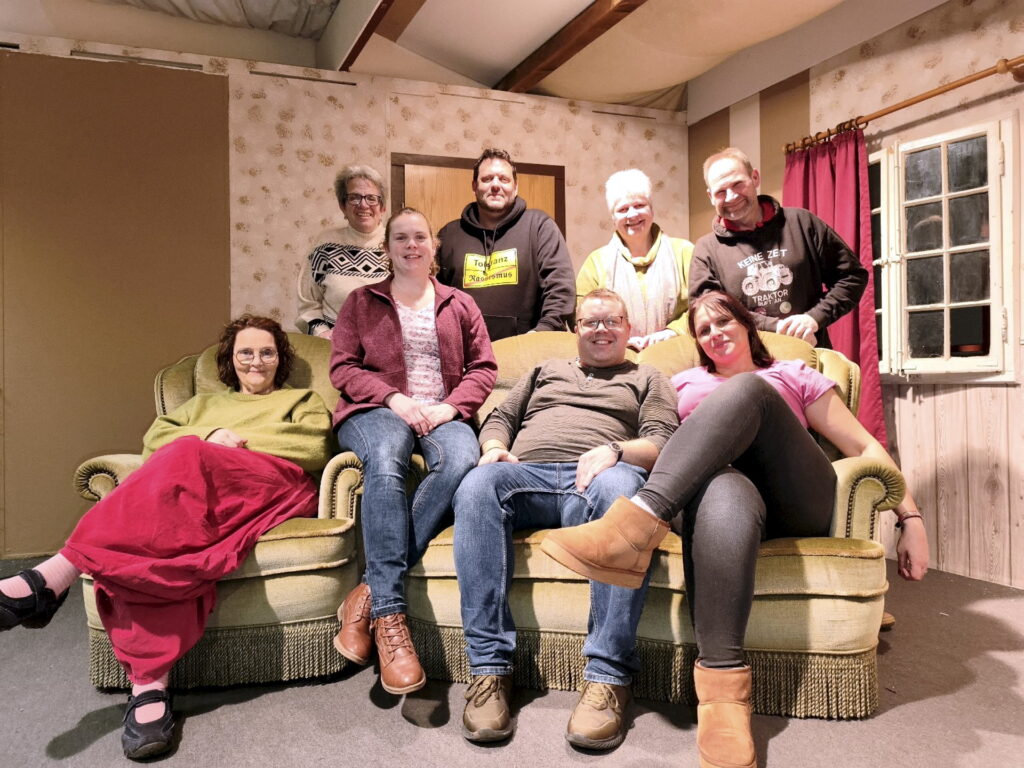 Der Theaterverein „Einigkeit“ Wallenthal führt am Wochenende, 3. und 4. Januar, ein Stück auf, bei dem man sich gar nicht einig ist, was bei Familie Ernst auf den Tisch kommen soll. Foto: André Meyer/pp/Agentur ProfiPress