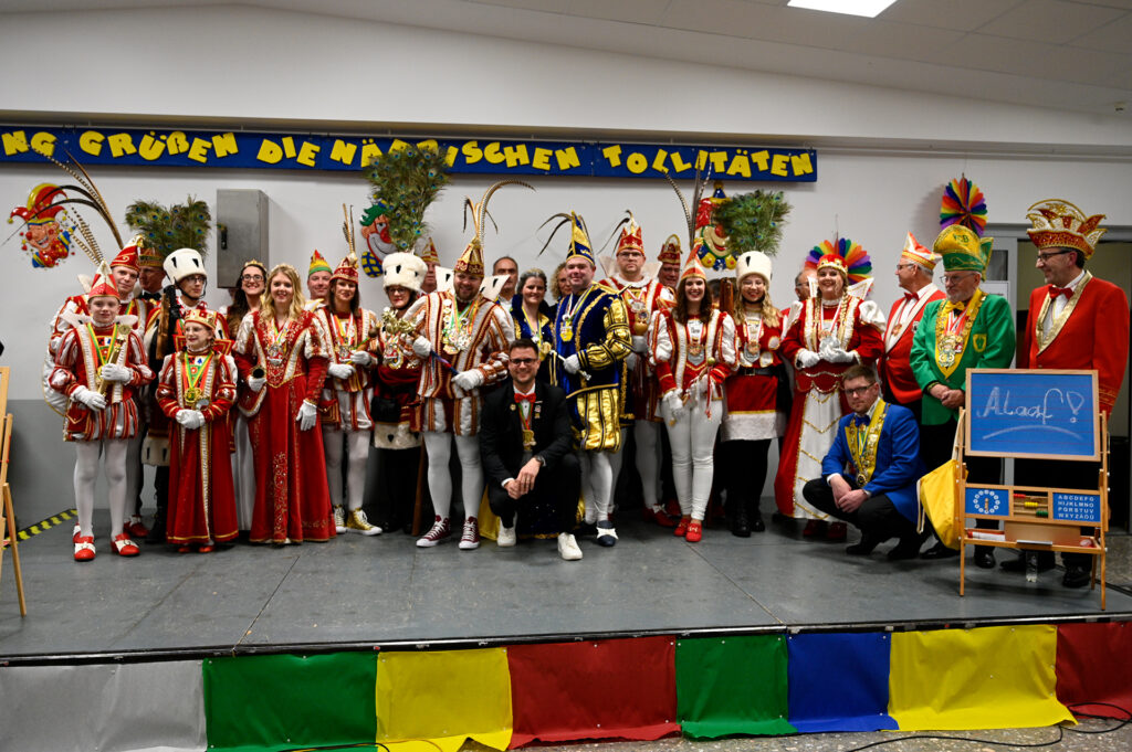 14 Tollitäten, sechs Vereine und ein Bürgermeister Michael Fingel, der zu seinem ersten karnevalistischen Empfang in die Mechernicher Barbaraschule eingeladen hatte. Mit dabei: ein Fünfgestirn und zwei Damen-Dreigestirne. Foto: Henri Grüger/pp/Agentur ProfiPress