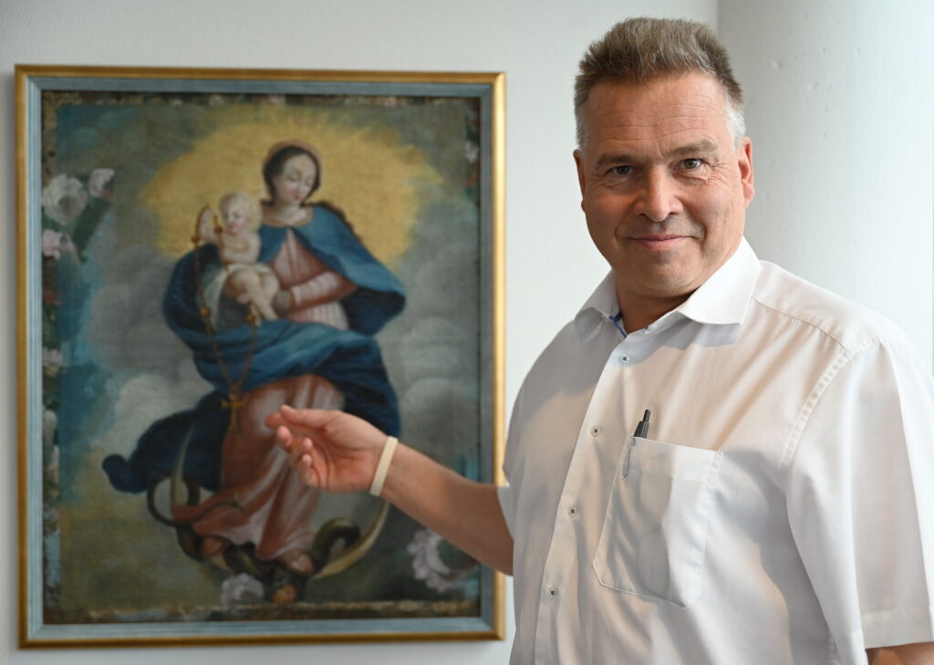 Dr. Peter Schweikert-Wehner, alias Kirchenkunstautor „Tryptychon“ mit dem „Marienbild“ von Gemünd, ein Werk, das um das Jahr 1600 vielleicht in „Teamwork“ auf der Kölner Schildergasse entstanden ist. Foto: Manfred Lang/pp/Agentur ProfiPress