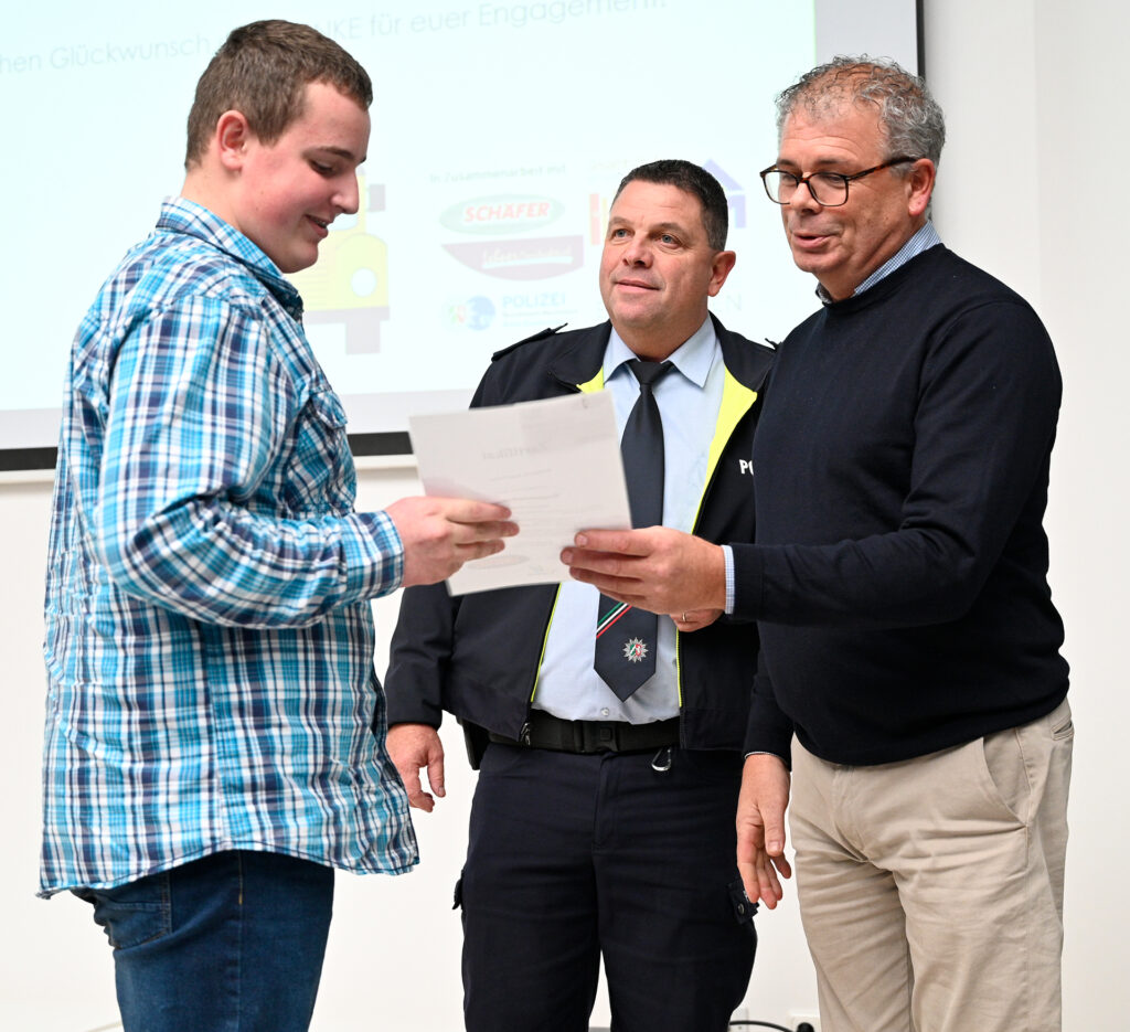 Ausgezeichnet wurden sie von Christoph Lehner, Geschäftsführer der Schäfer Reisen/Lehner Omnibusbetriebe (r.) und Polizeihauptkommissar Jörg Meyer, Verkehrssicherheitsberater der Polizei-Verkehrsunfall-Prävention im Kreis Euskirchen. Foto: Henri Grüger/pp/Agentur ProfiPress