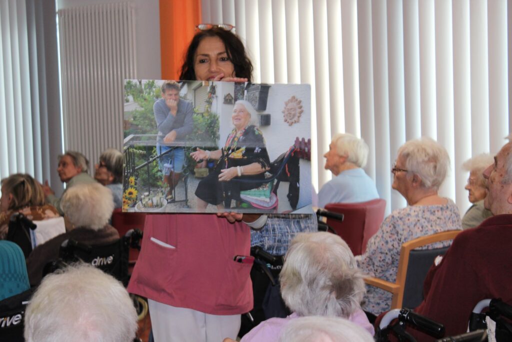 Eine enge Freundschaft verband den Musiker und die im Alter von 93-Jahren verstorbene Kallerin Hannelore Garsdorf, mit der er eine CD aufnahm. Foto: Kerstin Rottland/pp/Agentur ProfiPress