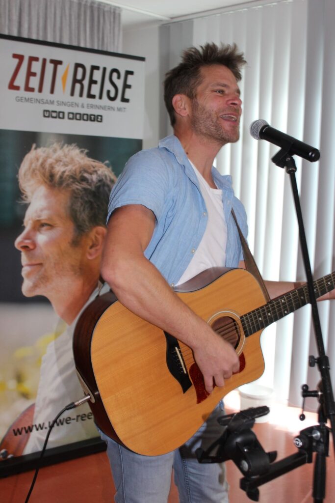 Mit Gitarre und gefühlvollen Songs sorgte „Reiseleiter“ Reetz für einen kurzweiligen Vormittag im Barbarahof. Foto: Kerstin Rottland/pp/Agentur ProfiPress