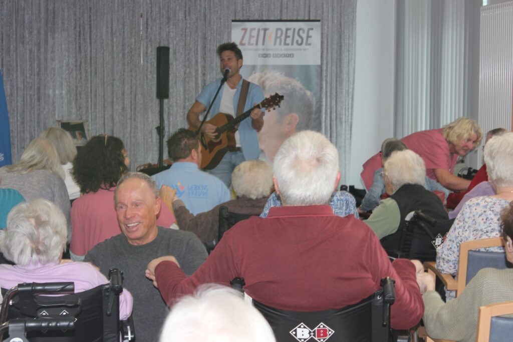 Beim Schunkeln halfen die Mitglieder des Vereins „Lebensfreude schenken e.V.“ um Volker Zimmer. Foto: Kerstin Rottland/pp/Agentur ProfiPress