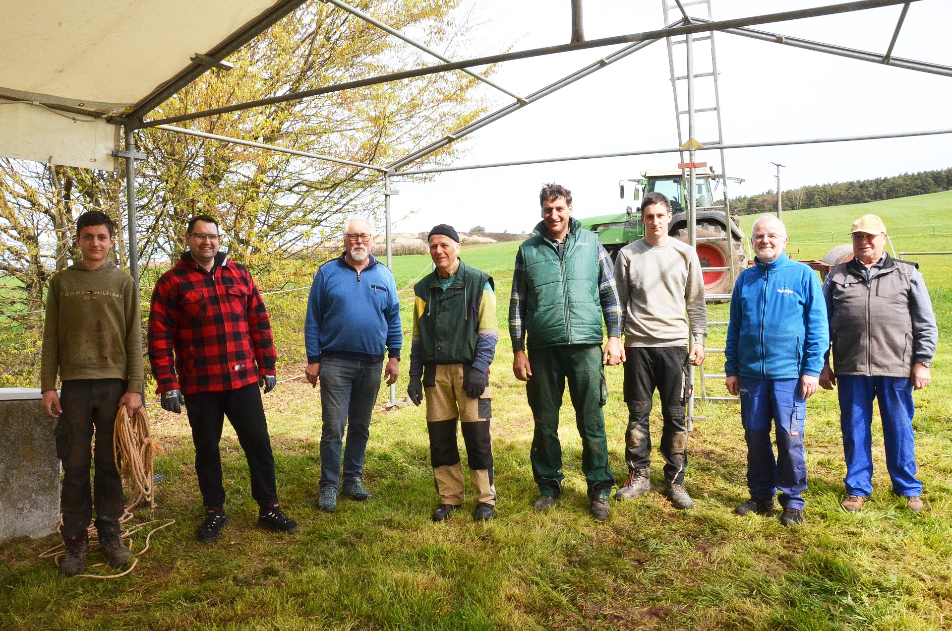 Säuberten, mähten und errichteten für den großen Tag des St. Georgritts 2023 (v.l.): Leonhard Schmitz, René Frank, Robert Ohlerth, Helmut Evertz, Andreas Schmitz, Constantin Odenthal, Gerhard Mayr-Reineke und Hubert Hufschmidt. Archivfoto: Henri Grüger/pp/Agentur ProfiPress