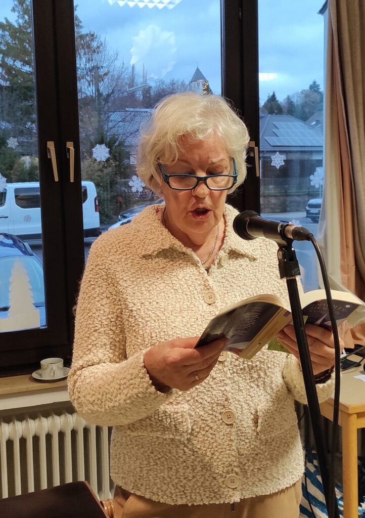 Marita Höhn (hier im Bild) und Angelika Dörfler unterhielten die Menschen mit vorweihnachtlichen Geschichten. Foto: Michael Sander/pp/Agentur ProfiPress