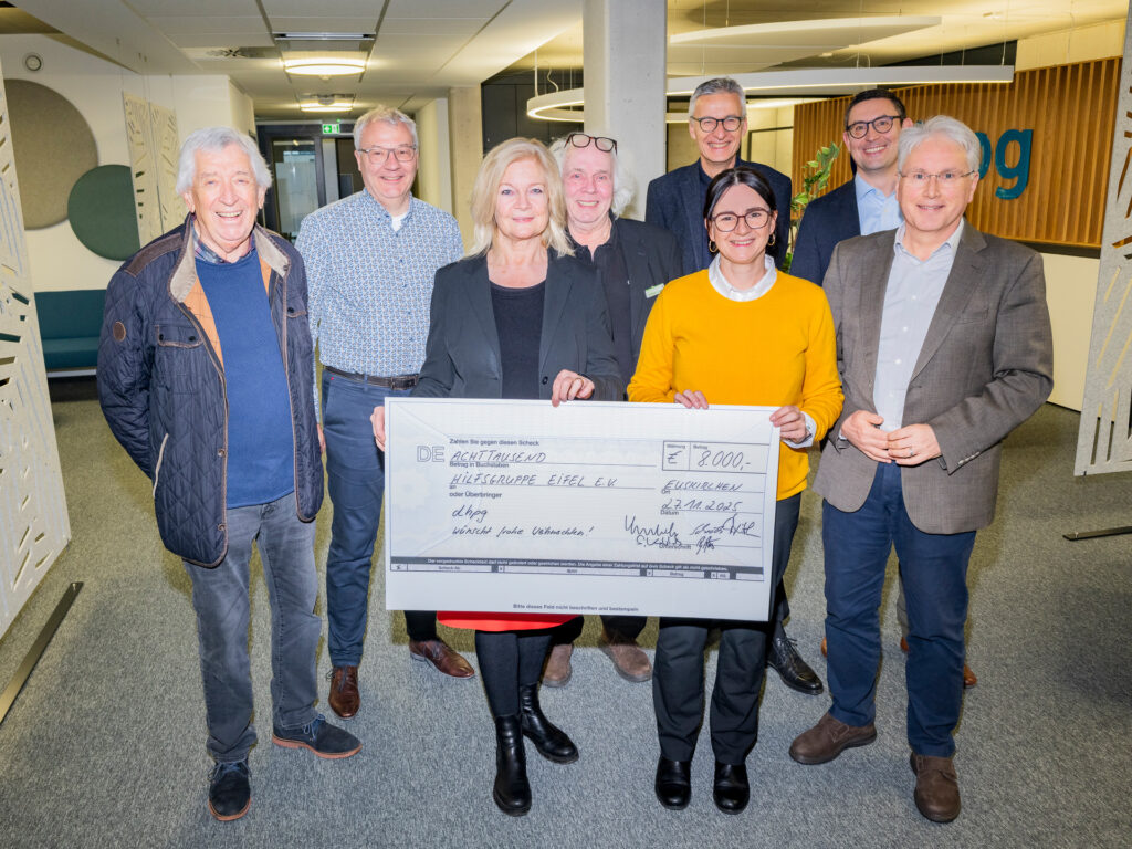 Beste Stimmung bei der Scheckübergabe im Work Café: Die Hilfsgruppen-Vertreter Willi Greuel (l.), Margarete Ritter (3.v.l.) und Helmut Lanio (4.v.l.) freuten sich über die Spende der dhpg, überreicht von den Senior-Partnern Thomas Nöthen (v.r.), Benjamin Drath, Claudia Schröck, Stefan Knobloch und Volker Loesenbeck. Foto: Ronald Larmann/pp/Agentur ProfiPress