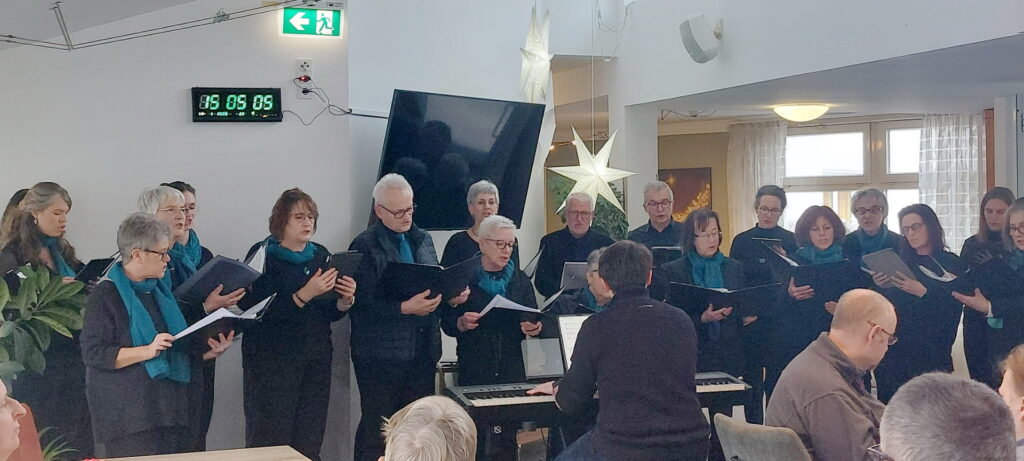 Der in der Region bekannte Chor „Ahr Voices“ aus Blankenheimerdorf unter der Leitung von Pascal Lucke gab vergangenen Sonntag ein kleines Konzert für die Bewohner der Langzeitpflegeeinrichtung Communio in Christo in Mechernich und ihre Angehörigen. Foto: Andrea Heide/pp/Agentur ProfiPress